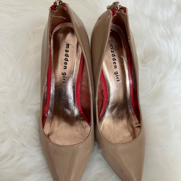 Madden girl nude pumps with red and gold detail zipper - Picture 2 of 5
